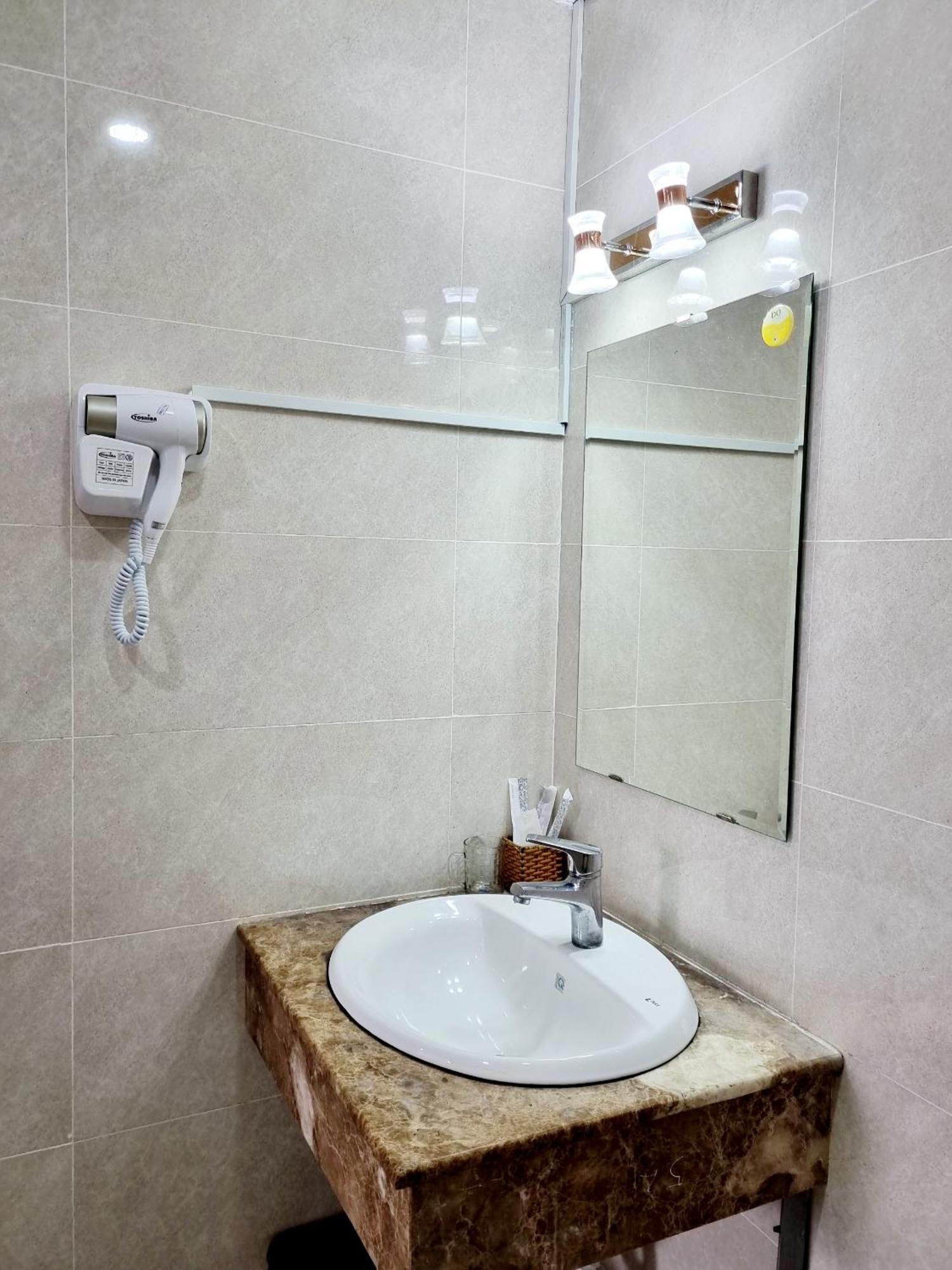 Minh Khue Hotel Vinh Long Exterior photo